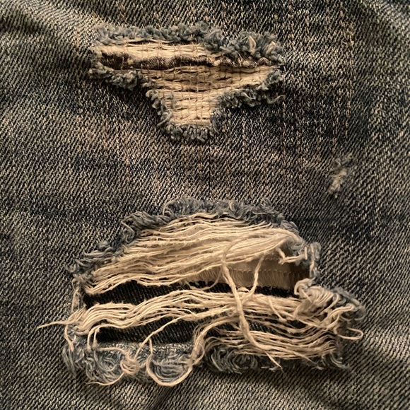 🌼 American Eagle Distressed Denim Shorts, Size 6 - Picture 4 of 6